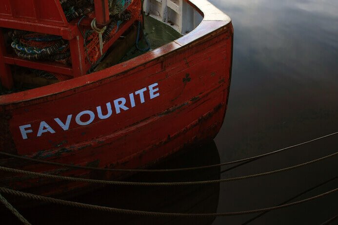 rotes Holzboot in Donegal Irland 